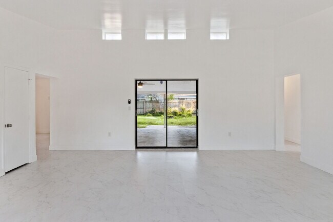 Building Photo - 527 Glade Ct