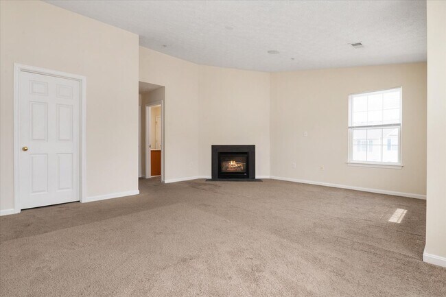 Building Photo - Beautiful End-Unit Townhome for Rent