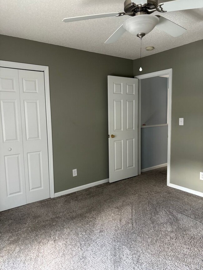 Building Photo - 2330 Vineyard Dr