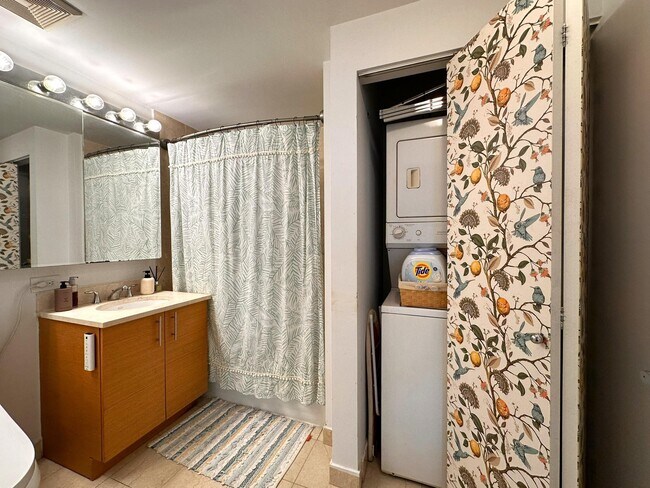 Building Photo - 102 Christopher Columbus Dr