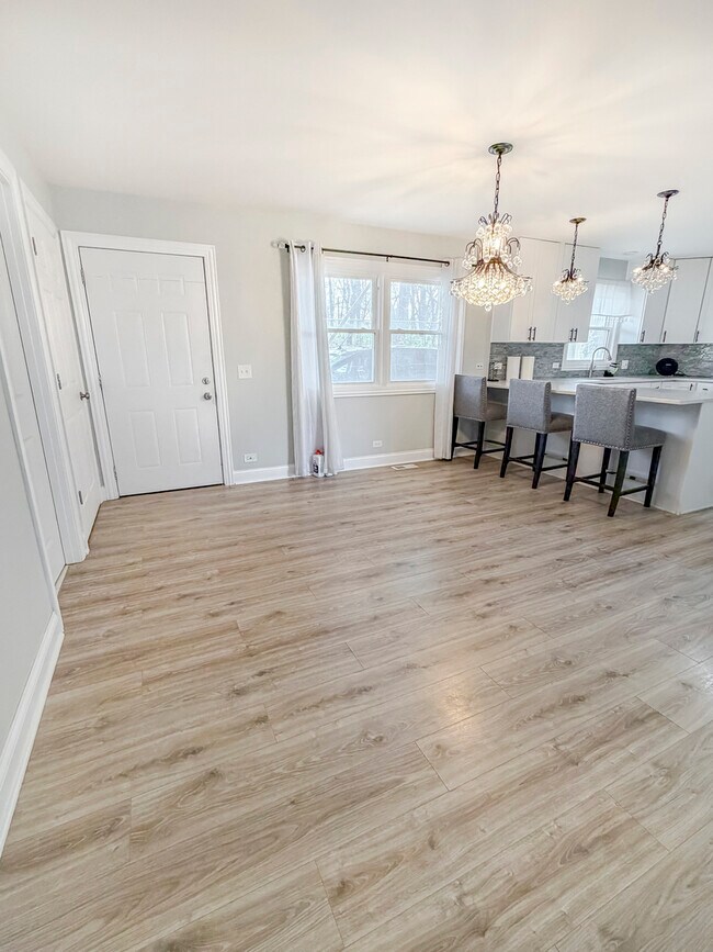 Building Photo - 9027 Skyline Dr