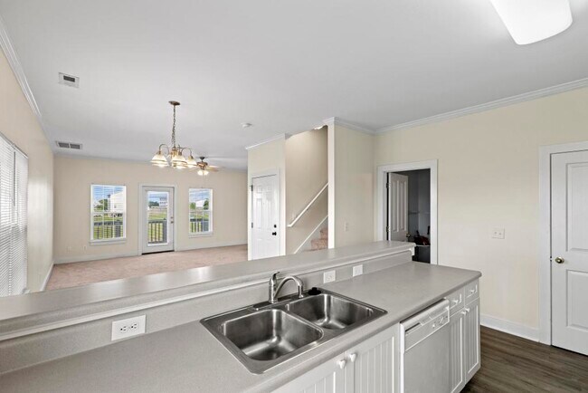 Building Photo - 220 Twin Oaks Dr