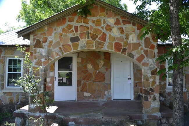 Building Photo - Charming 2 Bed/ 1 Bath Coming Soon!!!