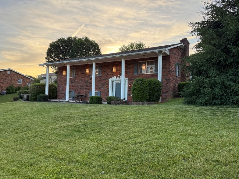 Primary Photo - 125 Amhurst Ln