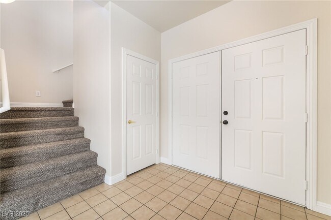 Building Photo - 9175 Sunken Meadow Ave