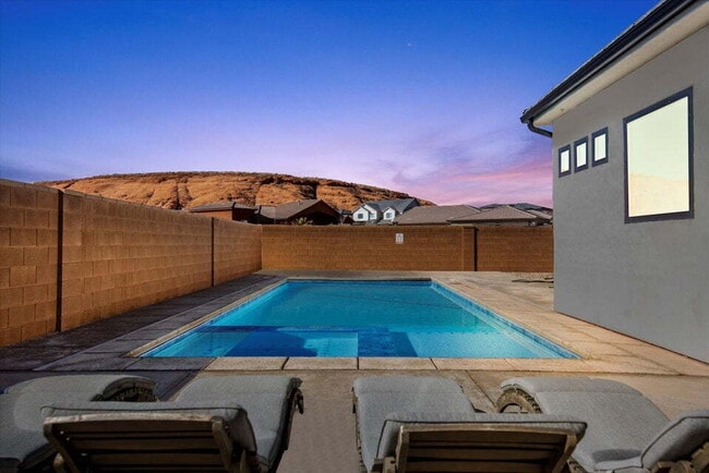 Building Photo - "Beautiful 4-Bed Oasis with 2.5 Baths in Serene Dixie Springs Community"