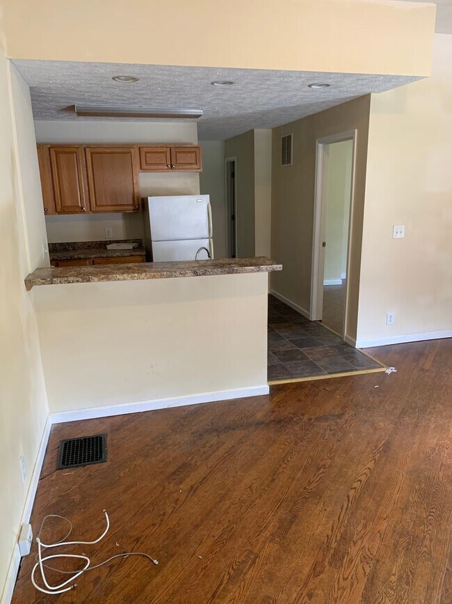 Building Photo - 5 bedroom Available!!  ***AUG 2027*** 5 bed, 3 bath Near Kirkwood!