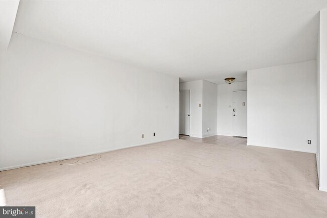 Building Photo - 307 Yoakum Pkwy