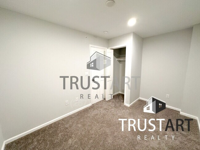 Building Photo - 2404 W Thompson St