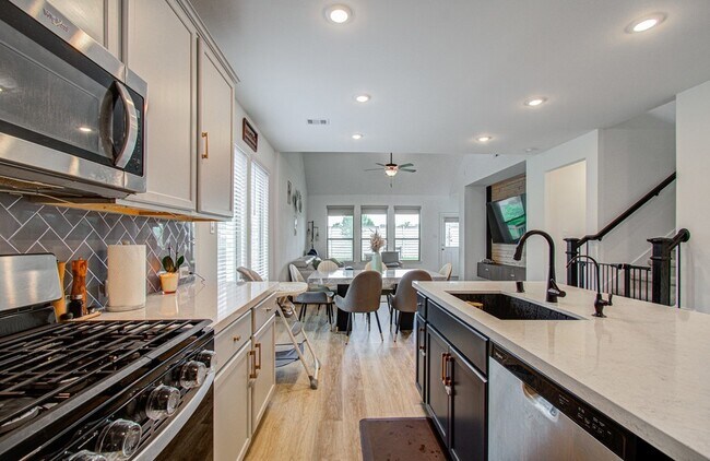 Building Photo - 4722 Crest Hill Dr