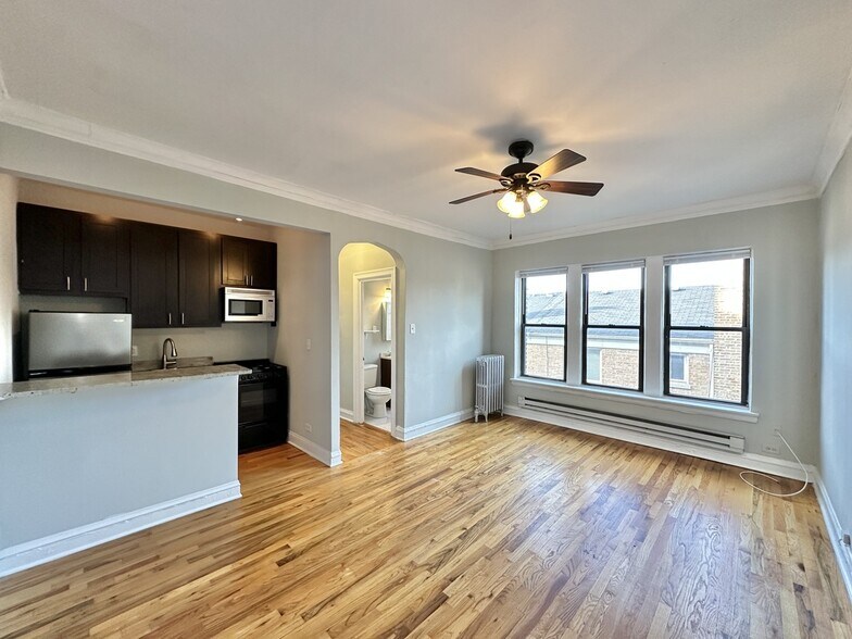 Building Photo - 4644 N Paulina St