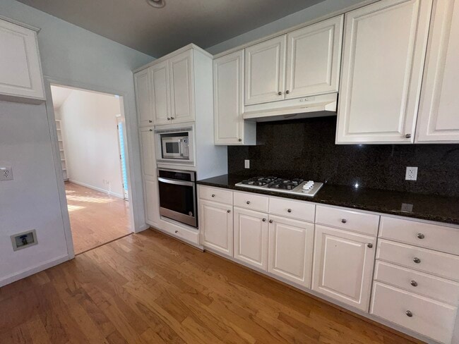 Building Photo - 553 W Fallbrook Ave