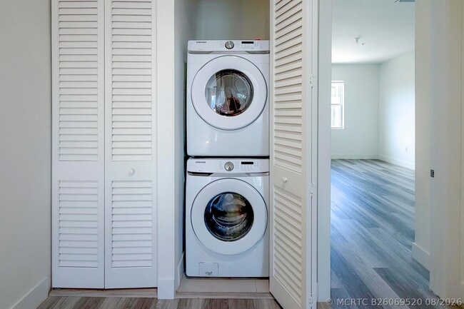 Building Photo - 405 NE 35th Ct