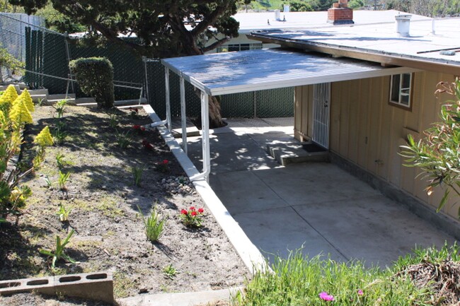 Building Photo - 527 Vaqueros Ave