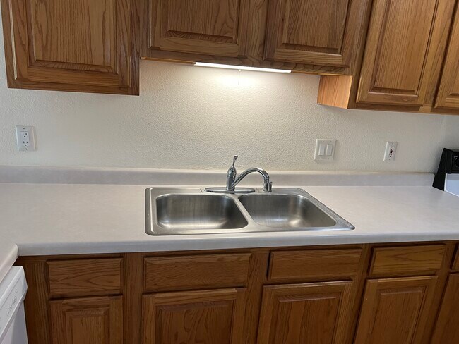 Building Photo - 1105 Heritage Ct