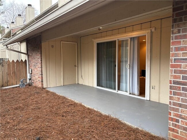 Building Photo - 1914 Powers Ferry Trce SE