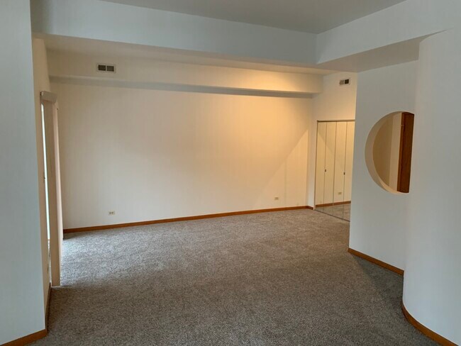 Building Photo - 928 W Leland Ave