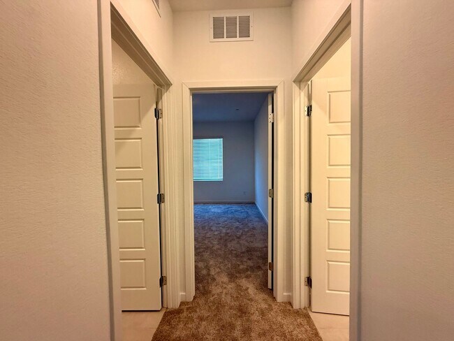 Building Photo - 4 BED 3.5 BATH 2 CAR GARAGE HOME w/ LOFT, ...