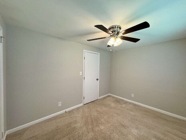 Building Photo - Well Maintained Home on Spacious Lot!