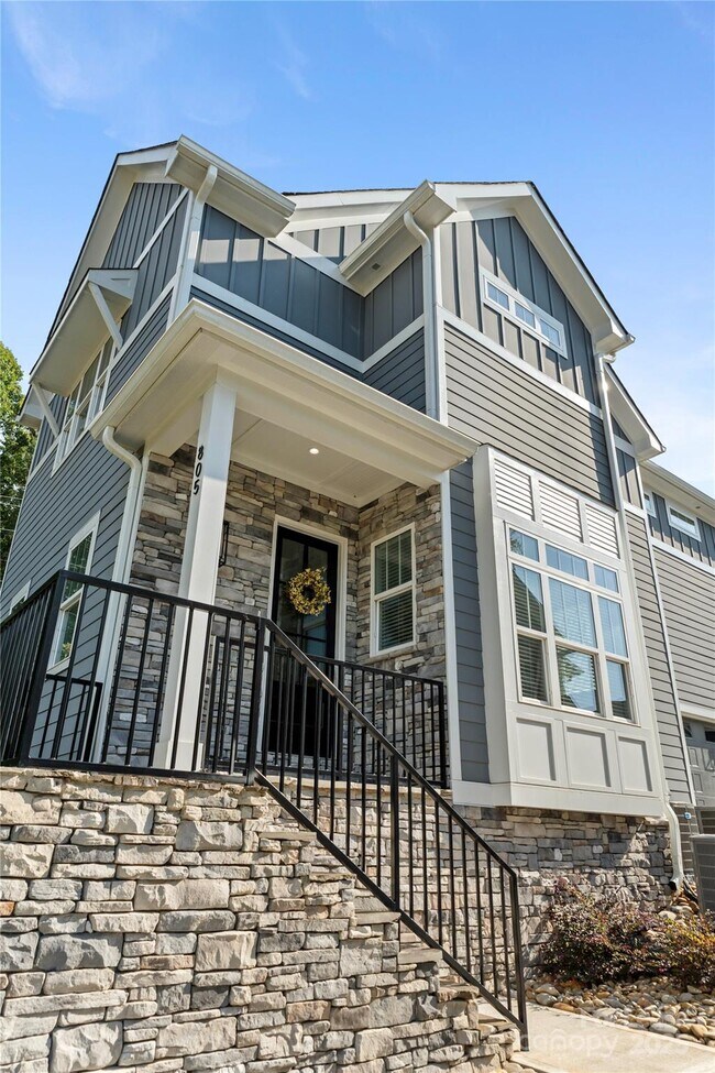 Building Photo - 805 Naples Dr