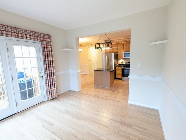 Building Photo - Townhouse in Spring Ridge community *OAKDALE school district* available now!