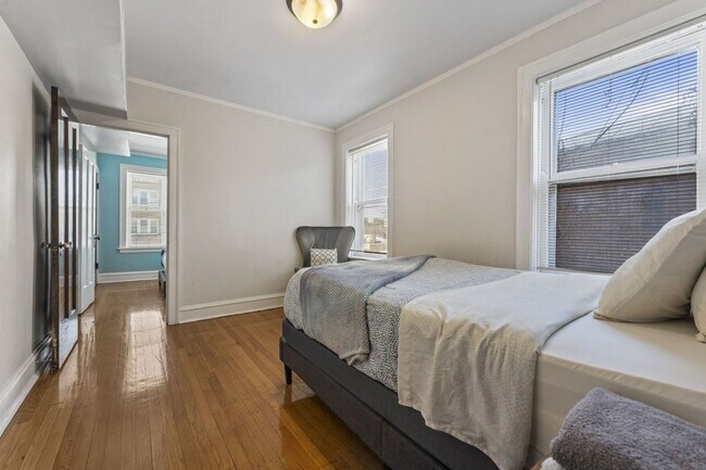 Building Photo - 6444 N Washtenaw Ave