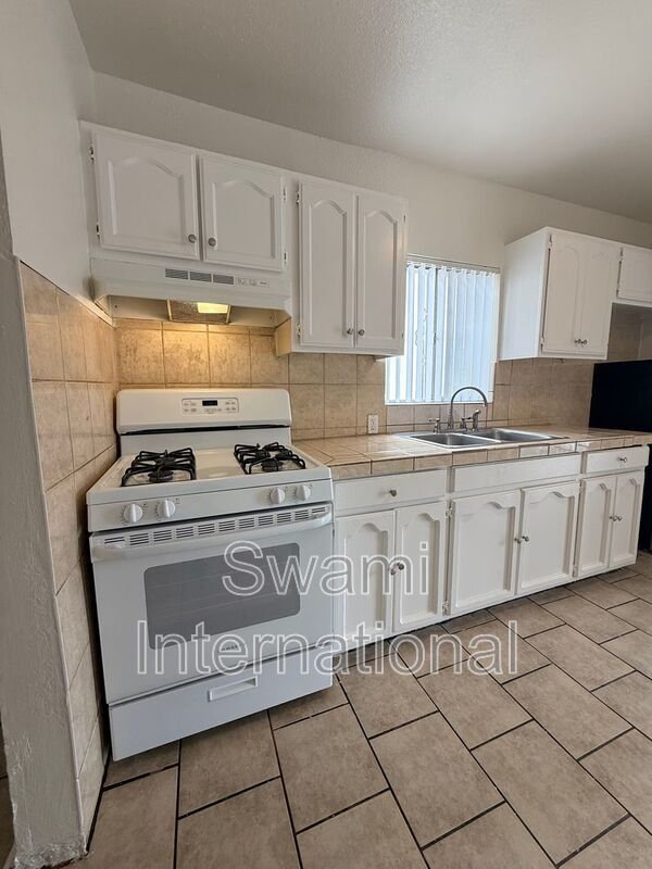 Building Photo - 1733 1/2 E. 63rd St.