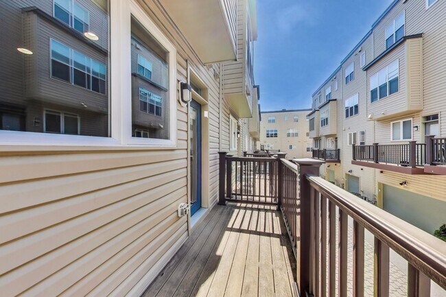 Building Photo - Stunning 3BD/3.5BA luxury 4-level townhouse in Great Location!