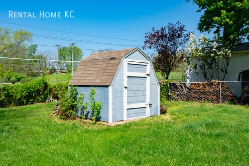 Building Photo - Remodeled Ranch w/Fin Bsmt Fenced Yard in ...