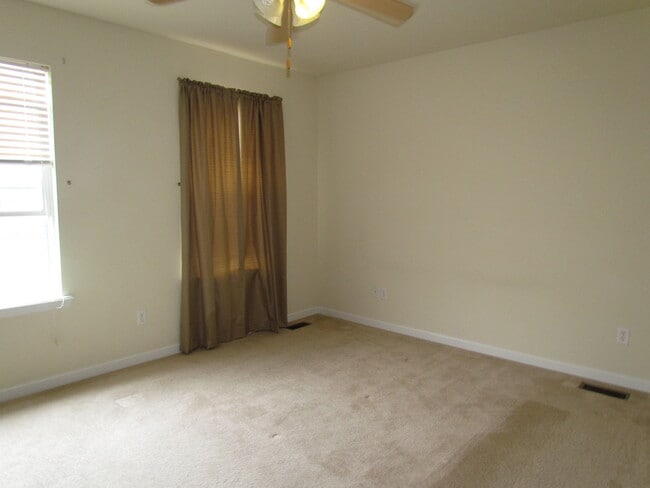 Building Photo - AVAILABLE 6/23/2025!