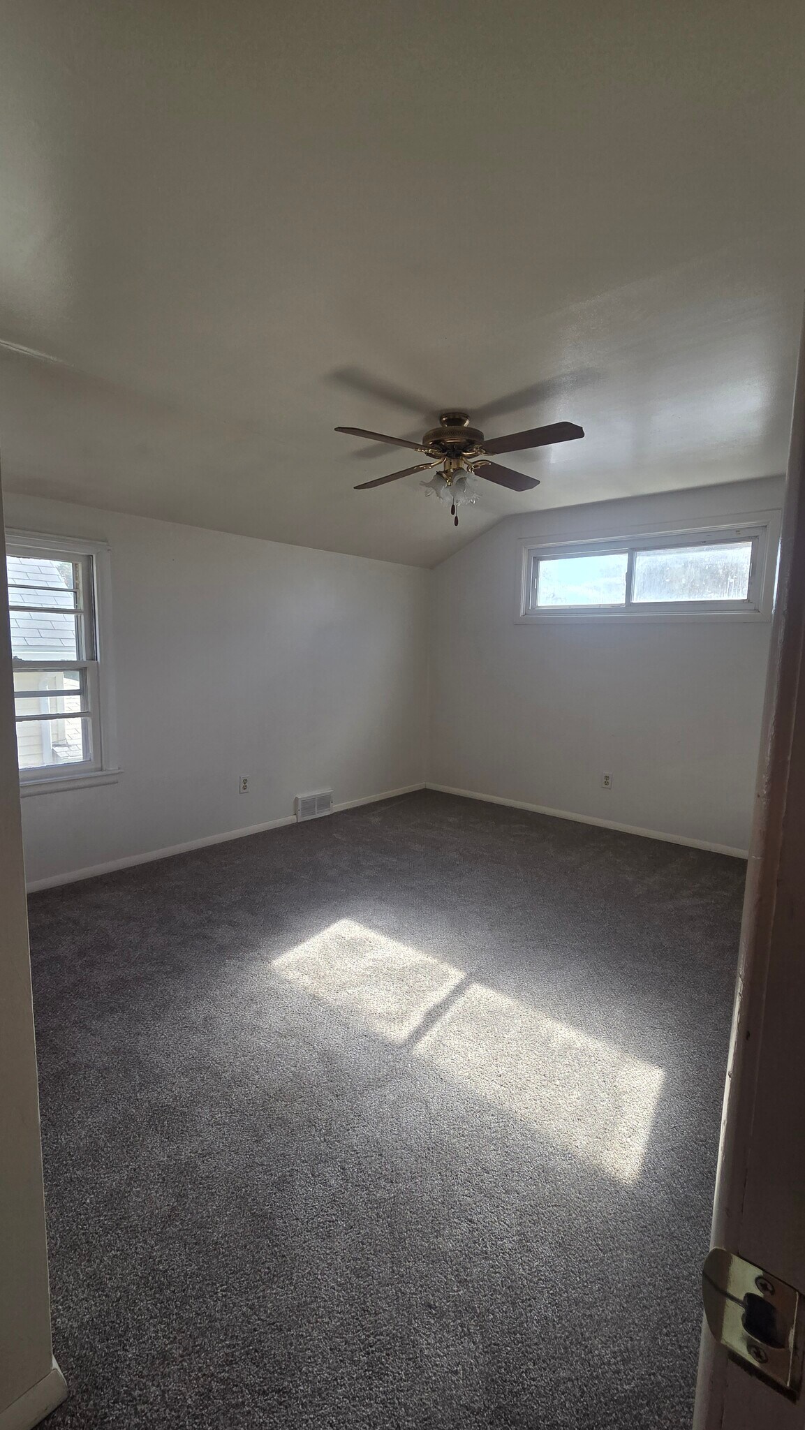 Building Photo - 247 School St