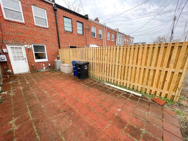 Building Photo - Beautiful 2 Bedroom 1 Bath Townhouse in Fa...