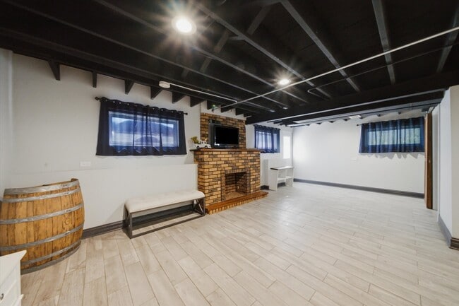Building Photo - 607 Van Auken St