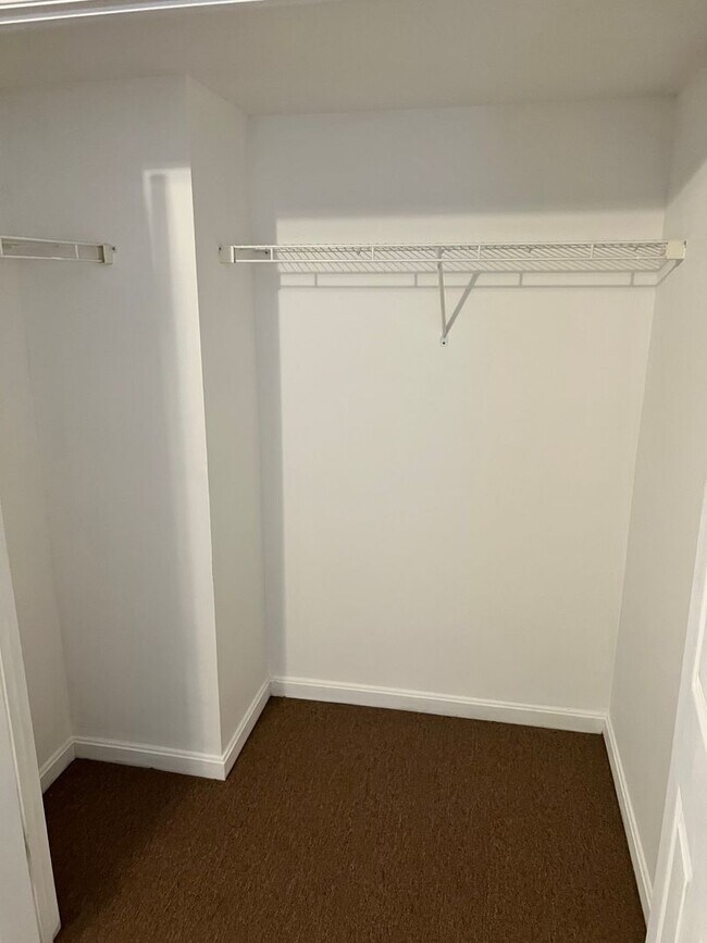 Building Photo - Spacious 3 Bedroom End Unit- Baltimore, MD