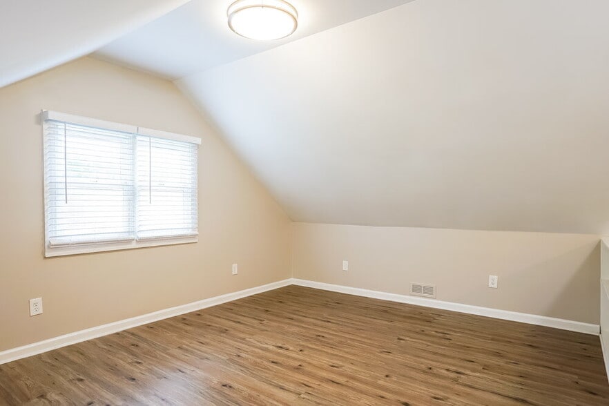 Building Photo - 4208 Knightsbridge Way