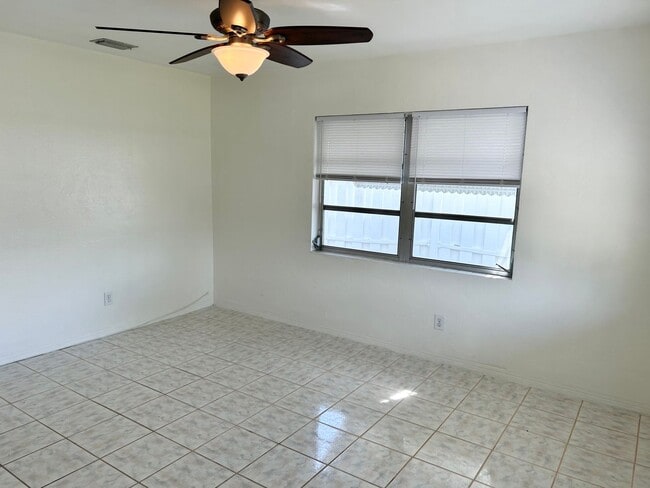 Building Photo - 2 bed 1 Bath House in Ideal Location in St Pete