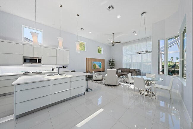 Building Photo - 8988 Lakes Blvd