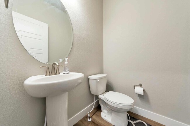 Building Photo - Spacious 3 bed 3 bath 2-story comfortable ...