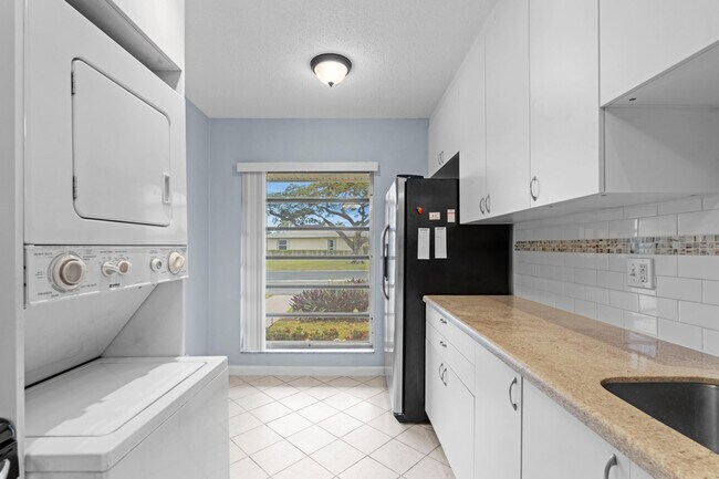 Building Photo - 8555 Bella Vista Dr
