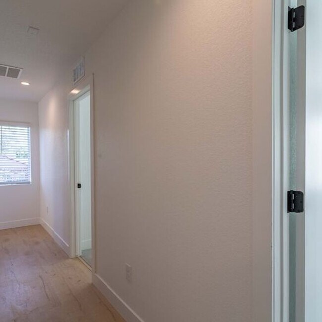 Building Photo - 4bd Rental Duplex! Private Yard, Garage, C...
