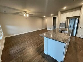 Building Photo - 560 Hutchinson Ln