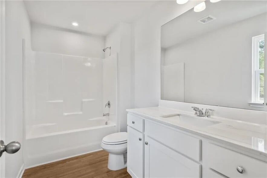 Building Photo - Room in House on Riverwood Dr