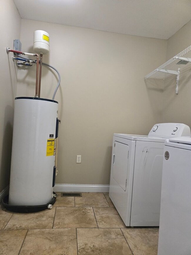 Building Photo - 2 Bedroom, 2 Bath w/ Washer&Dryer Included!