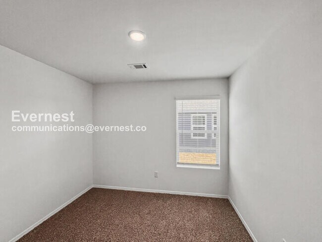 Building Photo - 3 Bed/2 Bath Home with Garage / Pet-Friendly / Vouchers Accepted / Available Now!