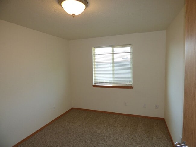 Building Photo - Rent Special: 1/2 Off February's - 3 Bed 2.5 Bath Duplex in Monmouth