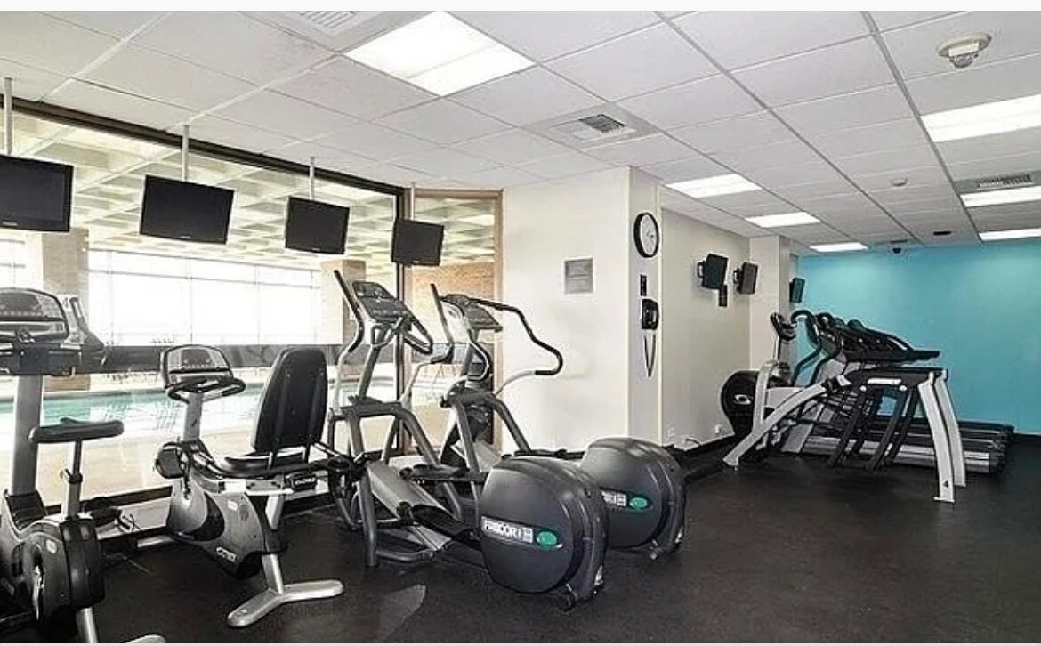 Building Photo - 2650 N Lakeview Ave