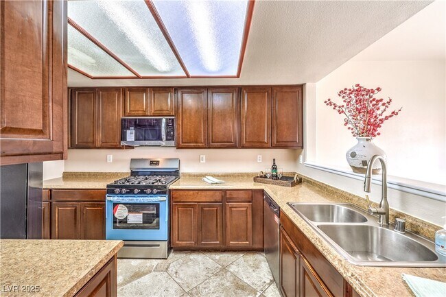 Building Photo - 337 Seine Way