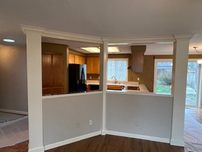 Building Photo - NEW TO MARKET, CLOSE TO SOUTH MEDFORD HIGH SCHOOL