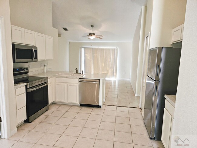 Building Photo - Somerset Beauty