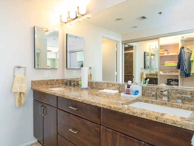 Building Photo - One of Longboat Key’s premier waterfront c...